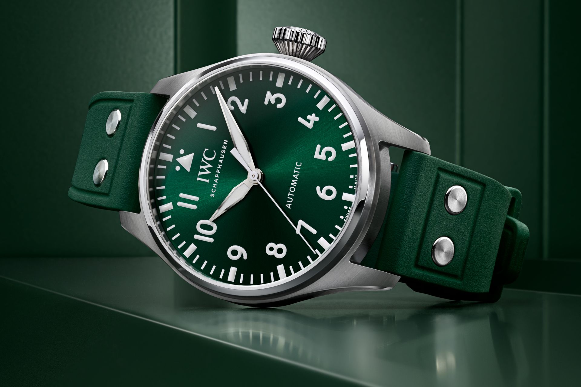 絕對經典 嶄新色彩：IWC推出「賽車綠」大型飛行員腕錶43