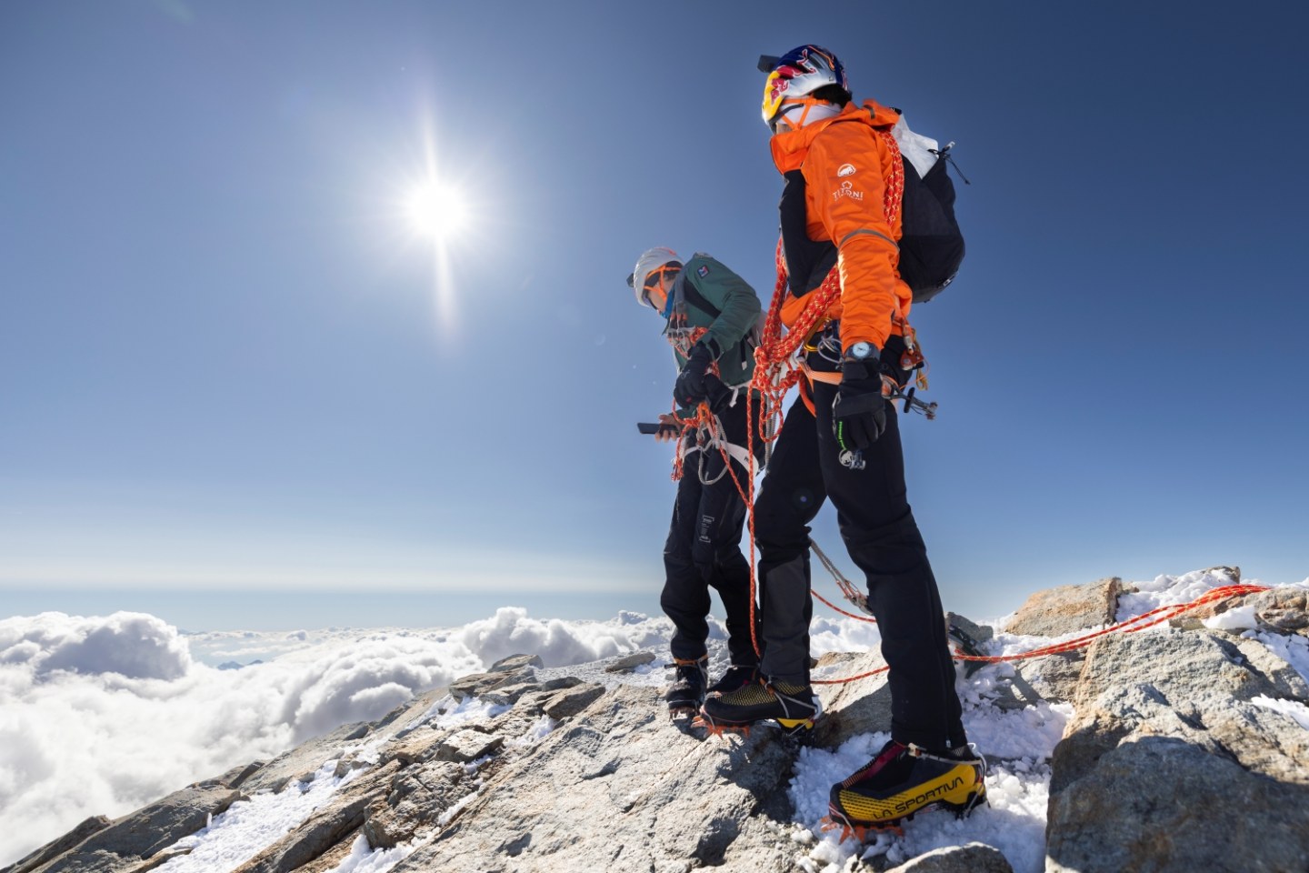 h¾~ŰsknnNicolas Hojac]iԴDNȧJA32 ^ PLfɨӦ۶aQPhilipp Brugger (QD|A33)ȪO 15 p 30 A@ɪWp]Eiger^BQp]Mönch^P֤kp]Jungfrau^Tysp_usknAгyFskn̳t@ɰOC©John Thornton / Red Bull Content Pool